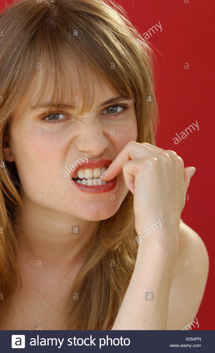 Femme Avec De Longs Cheveux Brun Clair Et Les Yeux Subtils