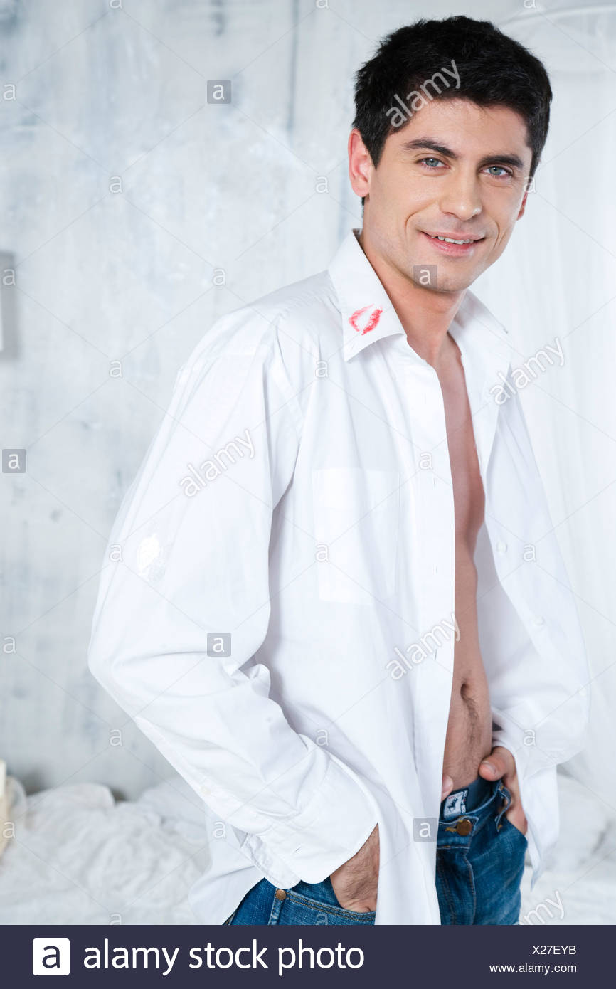 Chemise Homme Avec Du Rouge à Lèvres Banque Dimages Photo