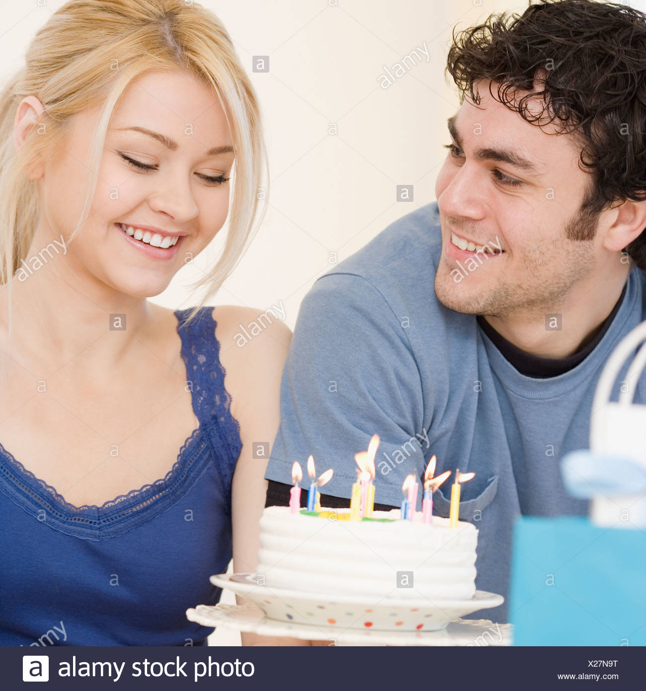 L Homme Regardant Amie Sourire A Gateau D Anniversaire Photo Stock Alamy