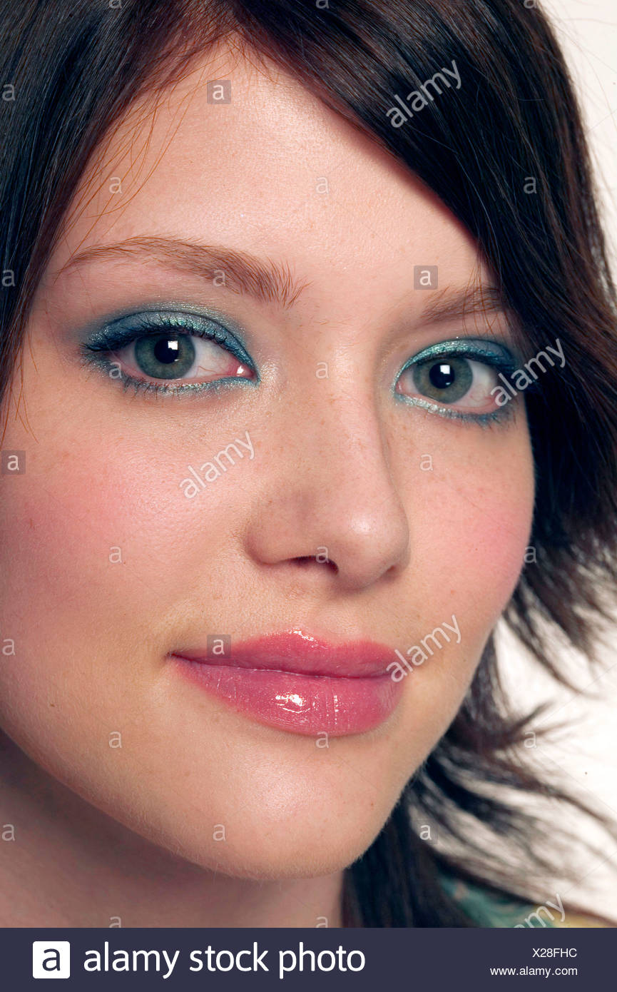 Femme Brunette En Couches Cheveux Bleu Shimmery Et D