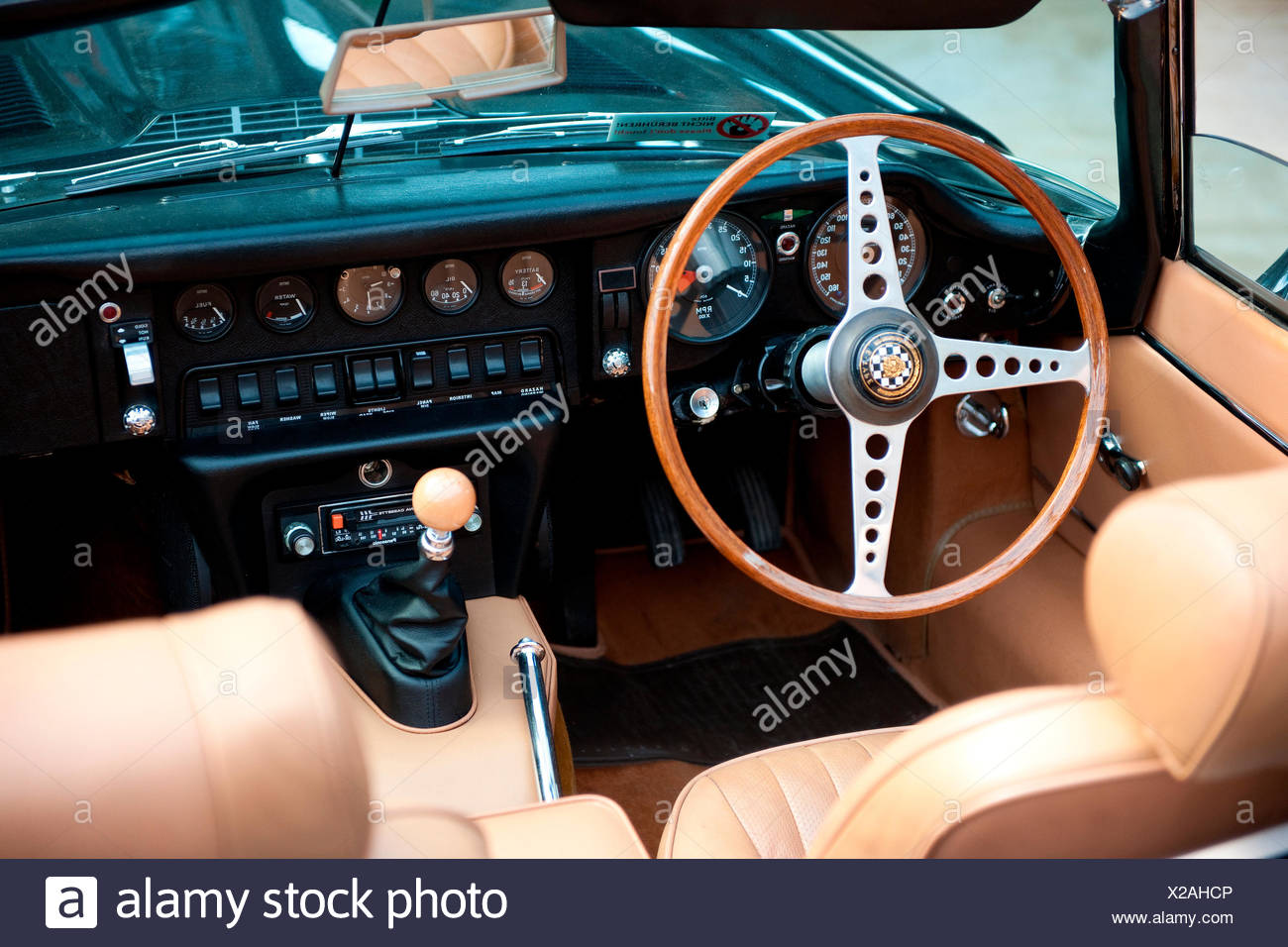Jaguar E Type Voiture Classique Cockpit Avec Un Volant Levier