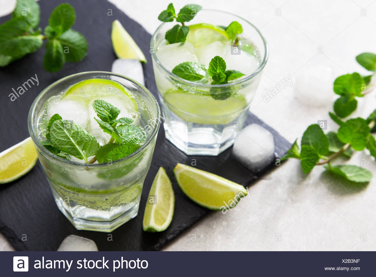 Rempli de limonade d'été mojito dans un verre sur un fond noir en ardoise et du conseil. Banque D'Images