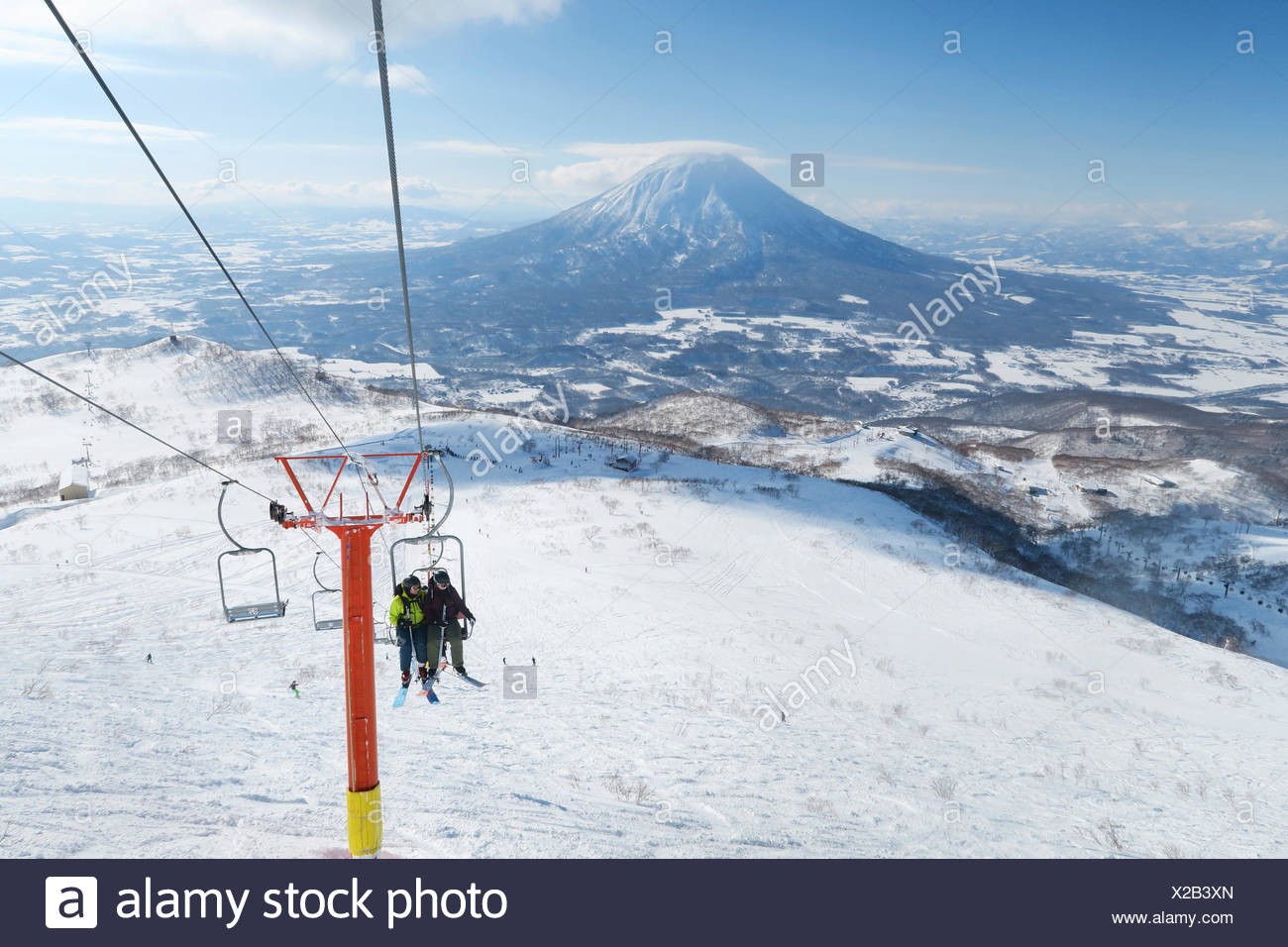 Avec Le Mont Yotei En Arriere Plan Un Homme Est Freerider Ski Dans Crepuscule Sur Une Pente Dans La Station De Ski Niseko United A Cote De La Poudreuse Profonde Hokkaido Est Connu Avec Le Mont Yotei En Arriere Plan Un Homme Est Freerider Ski Dans Crepuscule Sur Une Pente Dans La Station De Ski Niseko United A Cote De La Poudreuse Profonde Hokkaido Est Connu