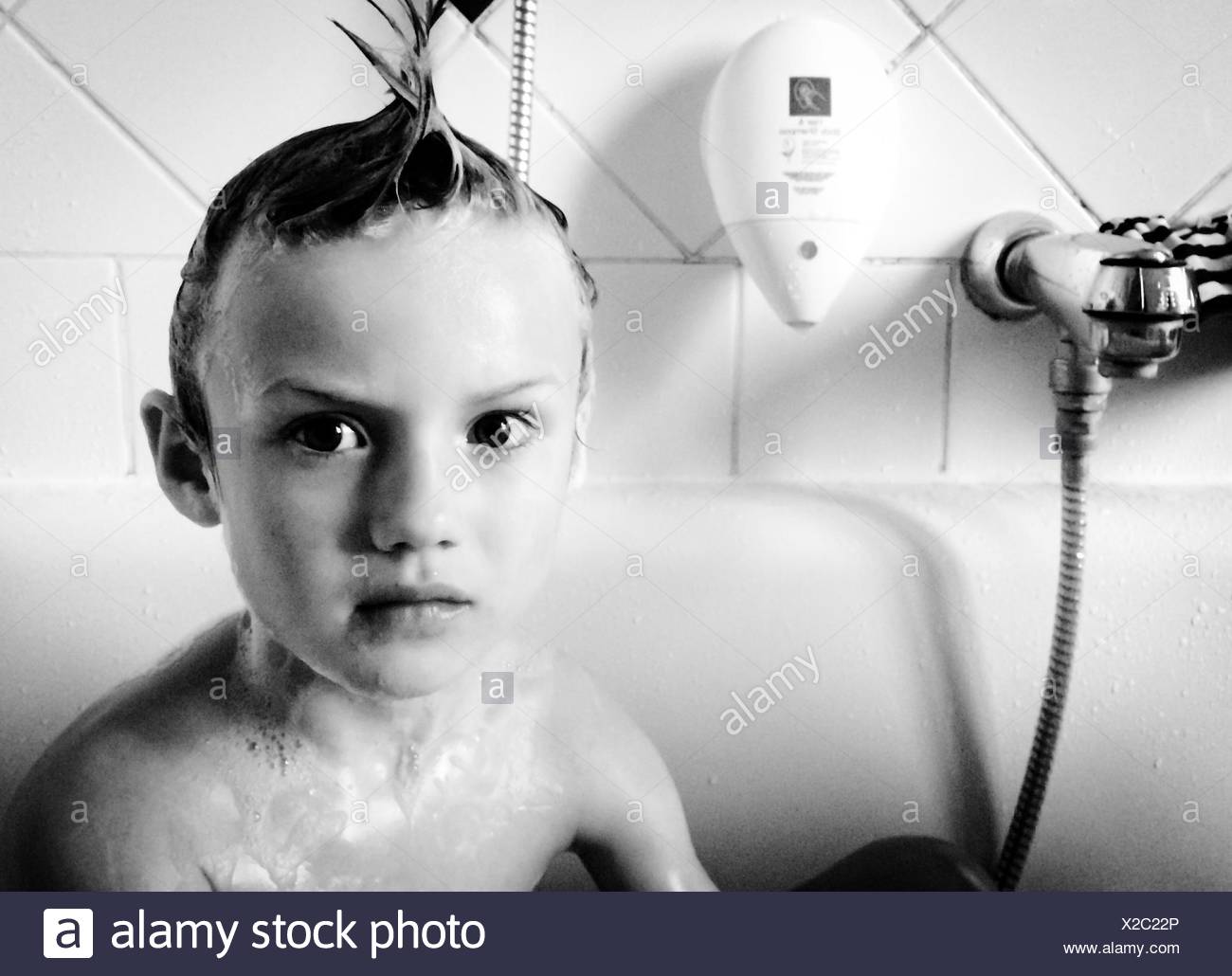 Portrait Of Boy in Bathtub Banque D'Images