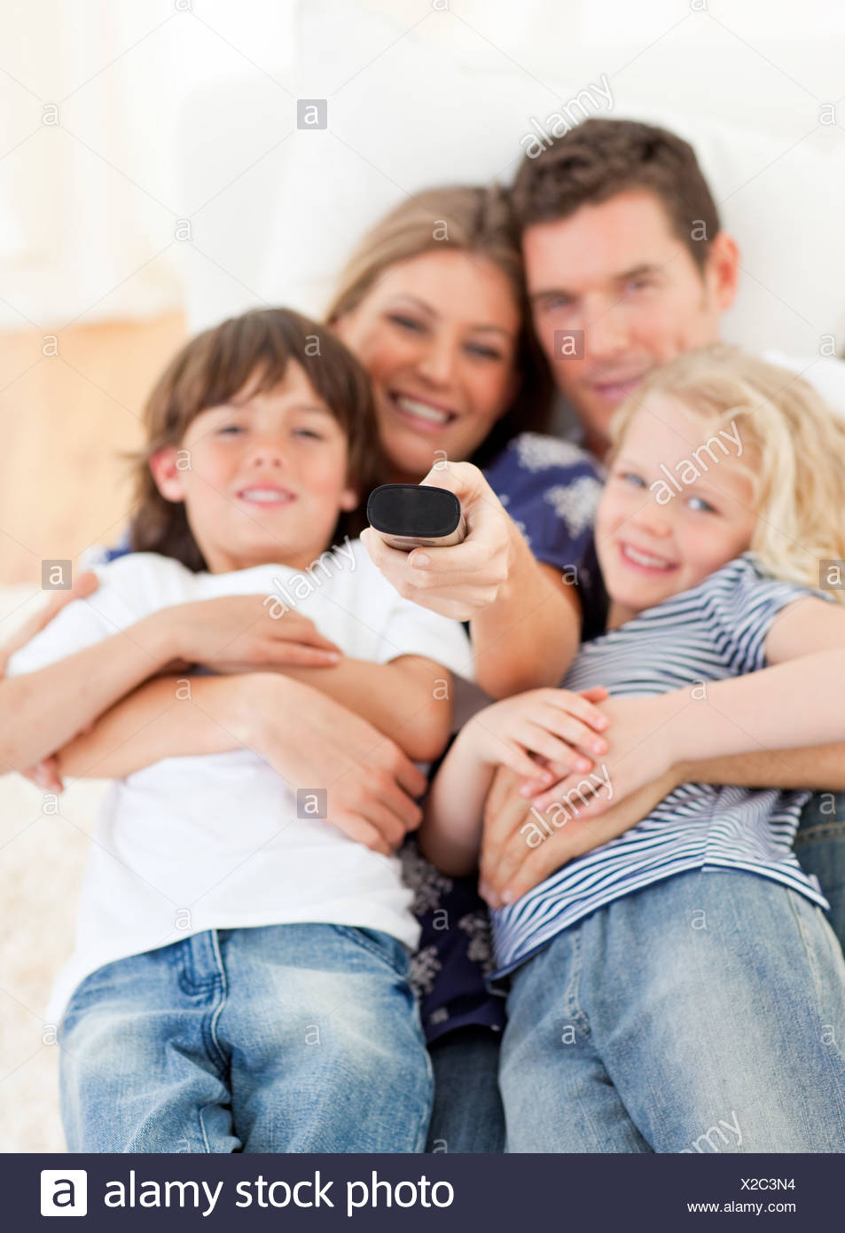 Famille Unie A Regarder La Television Assis Sur Canape Photo Stock Alamy