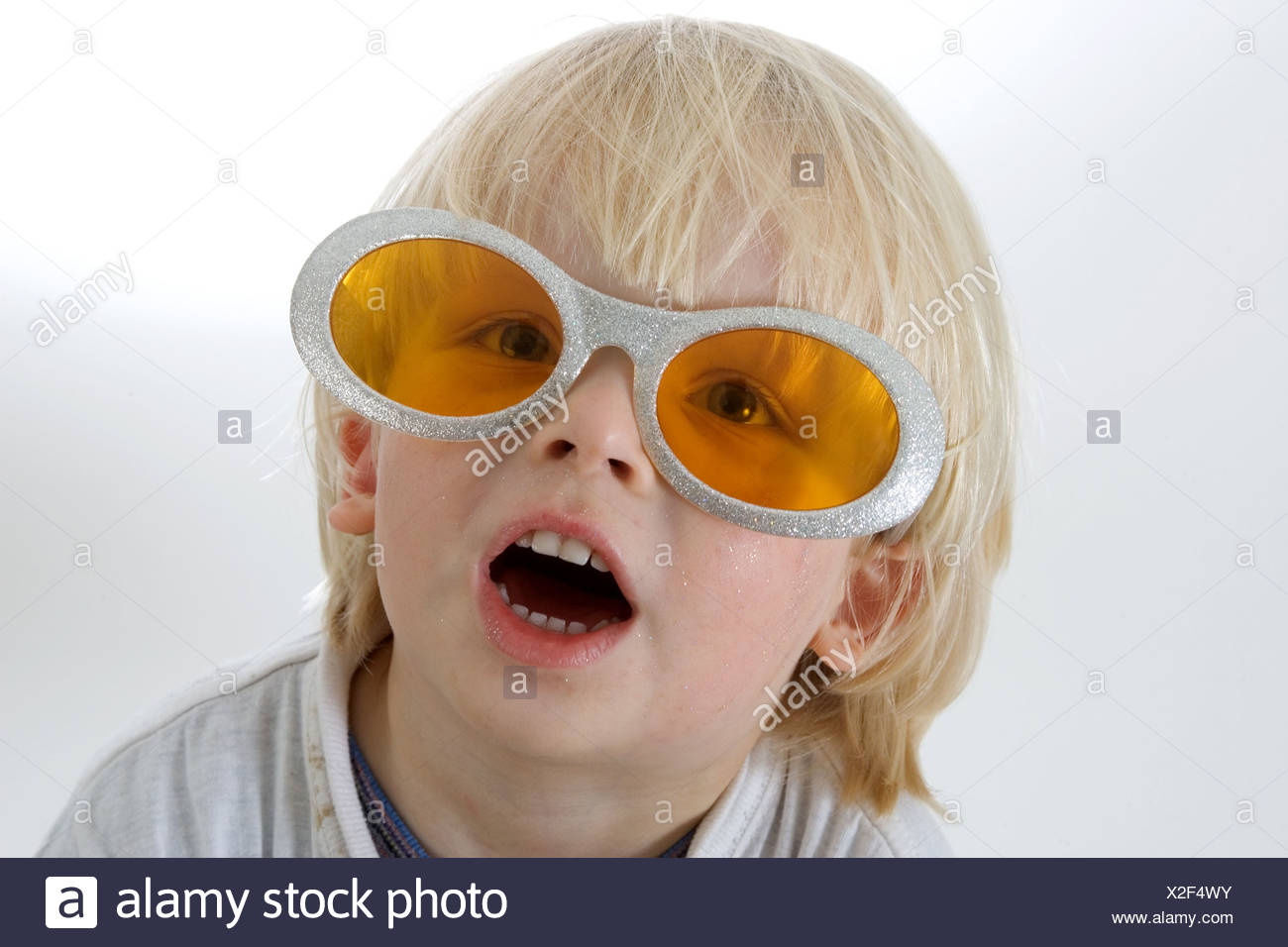 Avec Des Lunettes De Soleil Bebe Photo Stock Alamy
