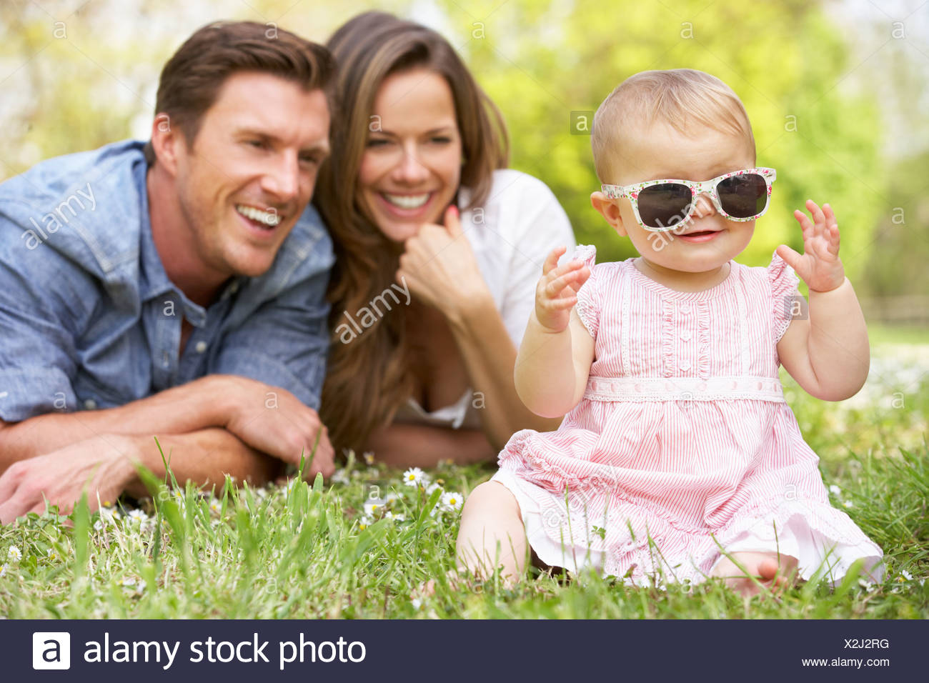 Mom Dressing Baby Banque D Image Et Photos Alamy