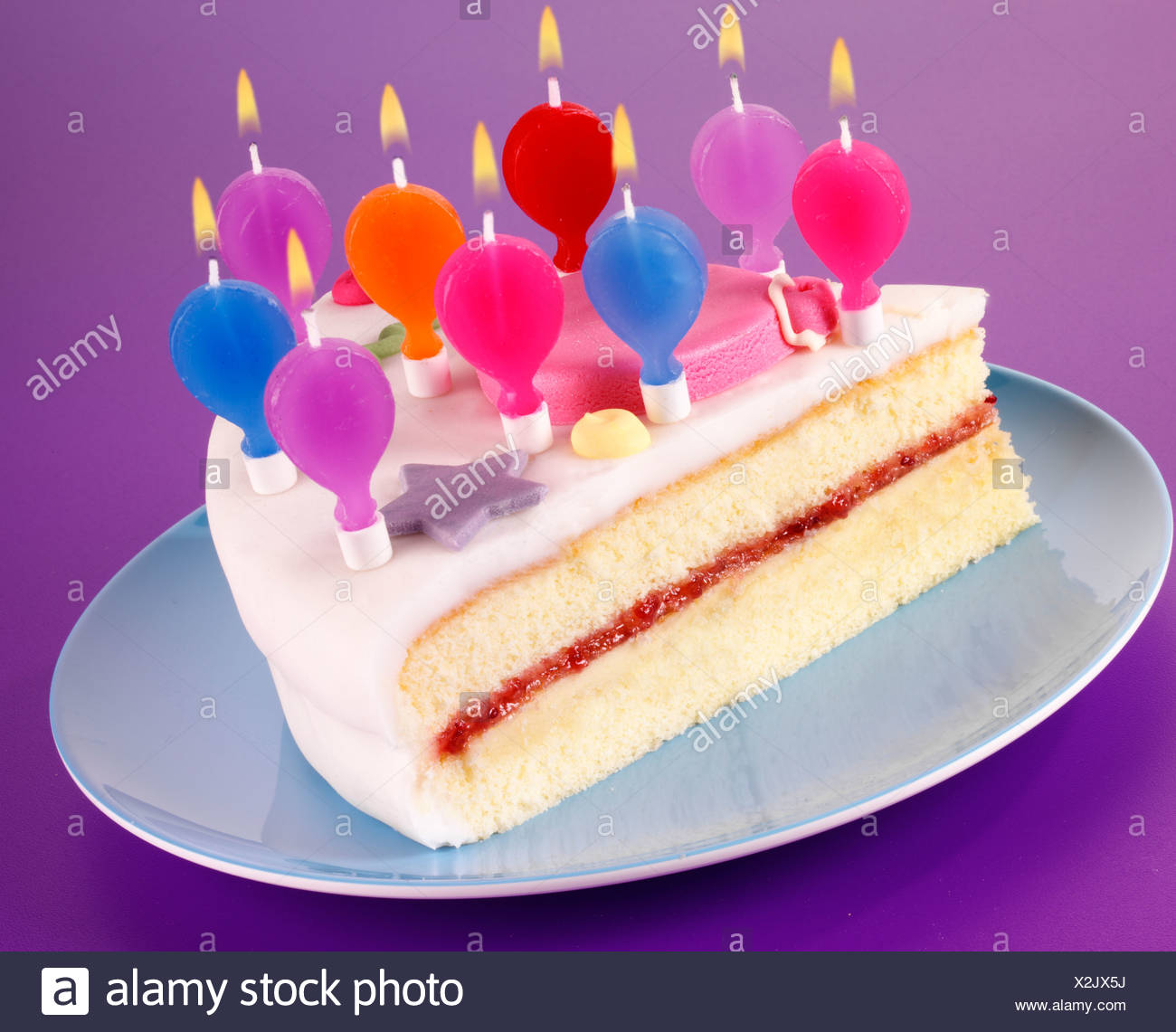 Tranche De Gateau D Anniversaire Avec Bougies Allumees Photo Stock Alamy Tranche De Gateau D Anniversaire Avec Bougies Allumees Photo Stock Alamy