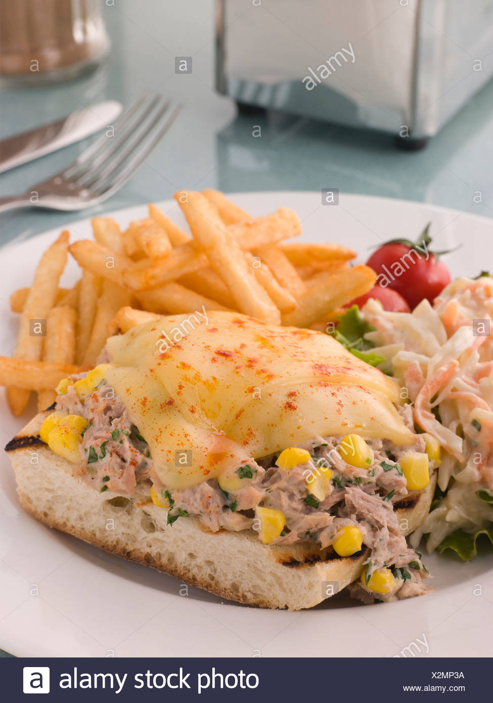 Ouvrir le thon et le maïs doux fondre avec la salade de chou et frites Banque D'Images
