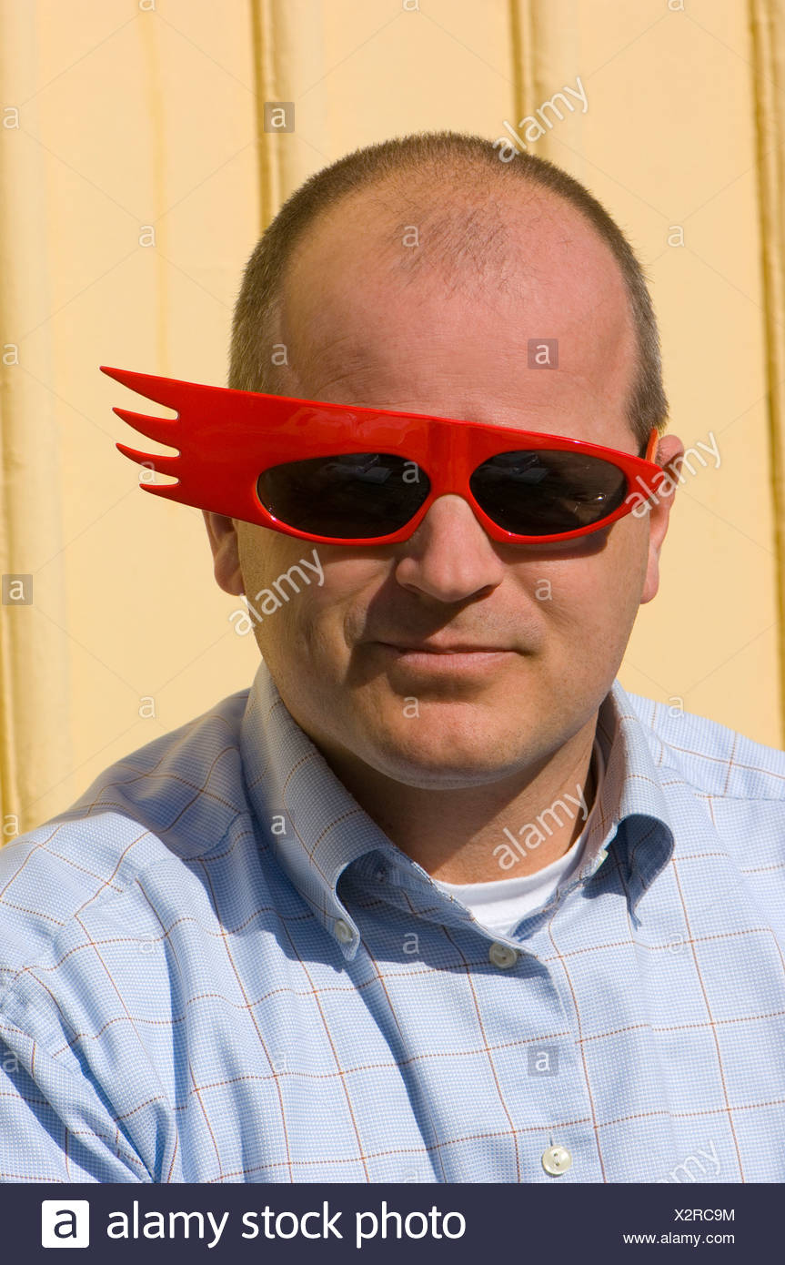 Portrait d'un homme avec des lunettes bizarres rouge Photo Stock - Alamy