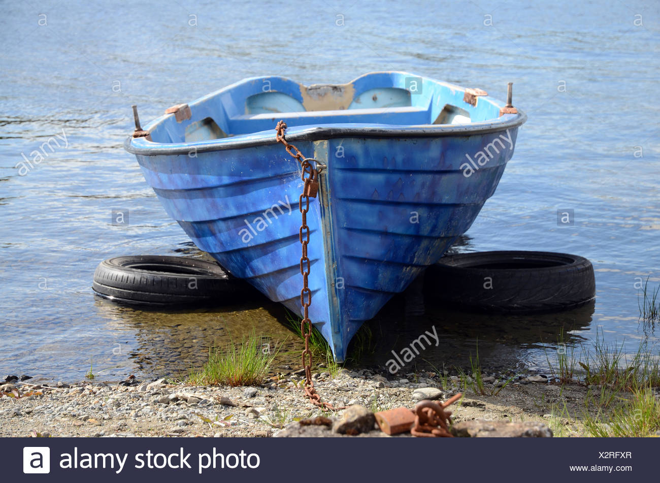 Barque Amarree Au Bord De L Eau Photo Stock Alamy