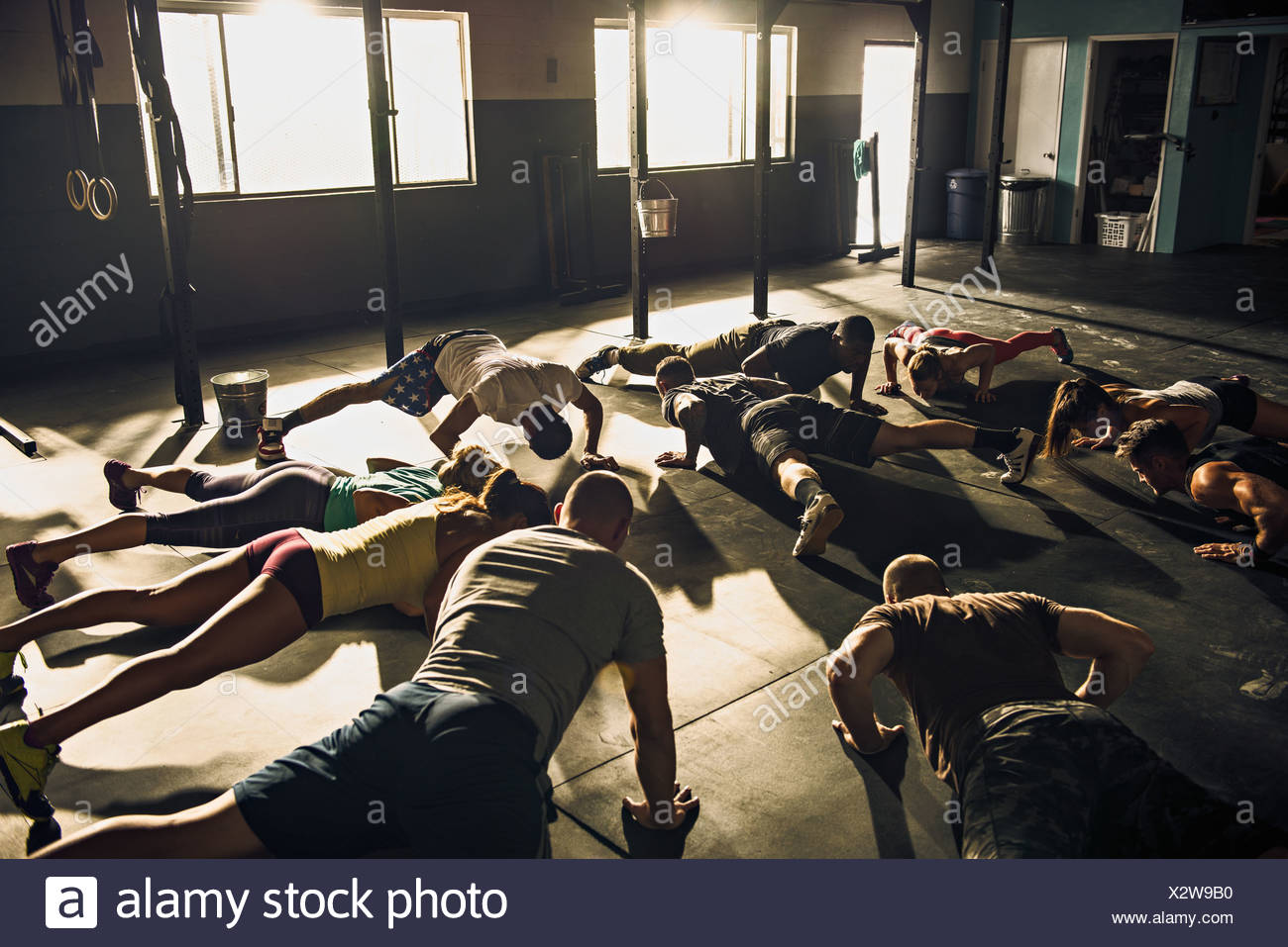 Groupe de conditionnement physique faisant pousser ups in gym Banque D'Images