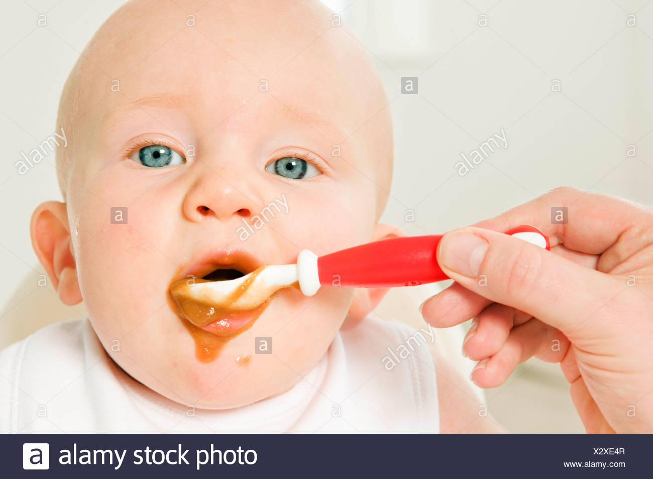 Un Portrait D Un Bebe En Train De Manger Son Repas Photo Stock Alamy