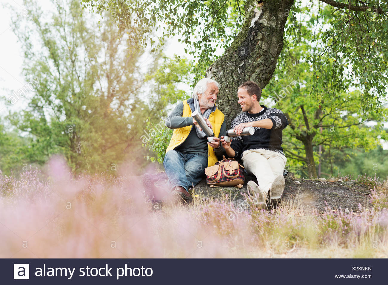 Père et fils adultes de boire du café Banque D'Images