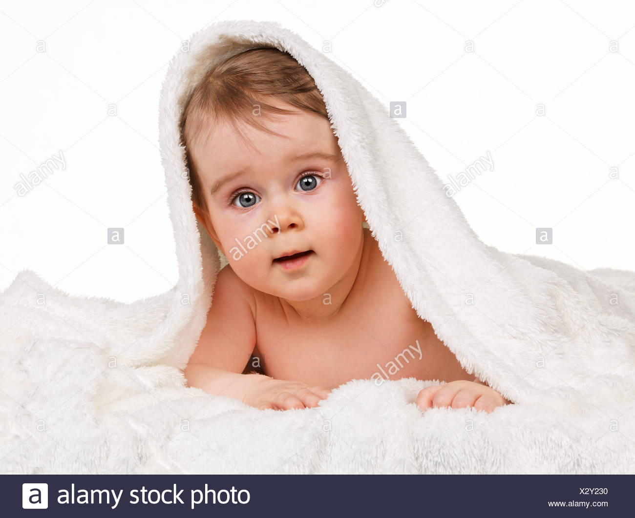 Petite Couverture Bebe Enfant Etonne Photo Stock Alamy Petite Couverture Bebe Enfant Etonne Photo Stock Alamy