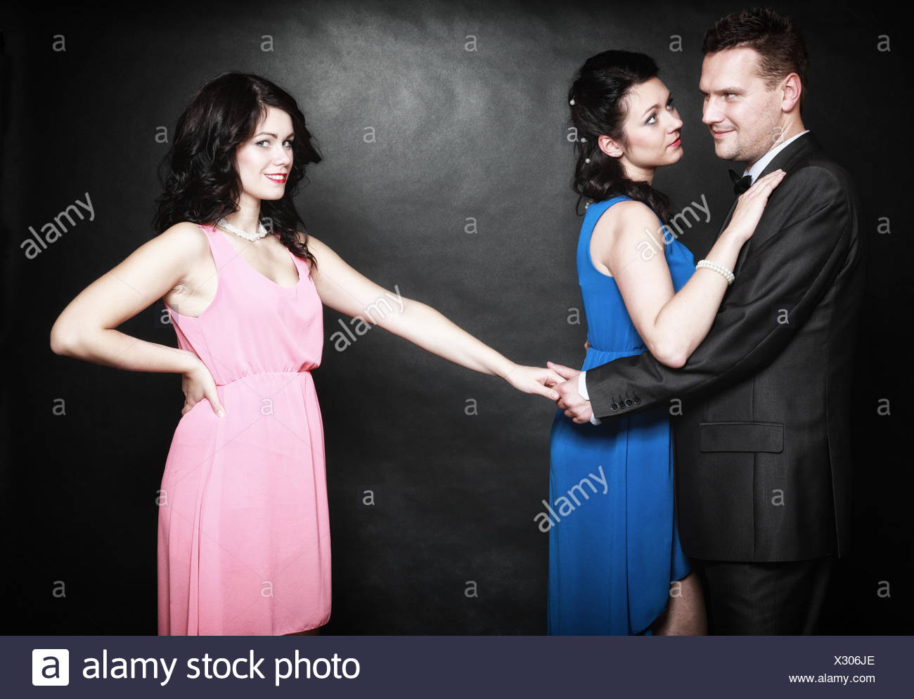 L Infidelite Conjugale Concept Triangle D Amour Deux Femmes Un Homme La Passion De L Amour De La Haine Mistress Trahison Au Sein De La Famille Fond Noir Photo Stock Alamy L Infidelite Conjugale Concept Triangle D Amour Deux Femmes Un Homme La Passion De L Amour De La Haine Mistress Trahison Au Sein De La Famille Fond Noir Photo Stock Alamy