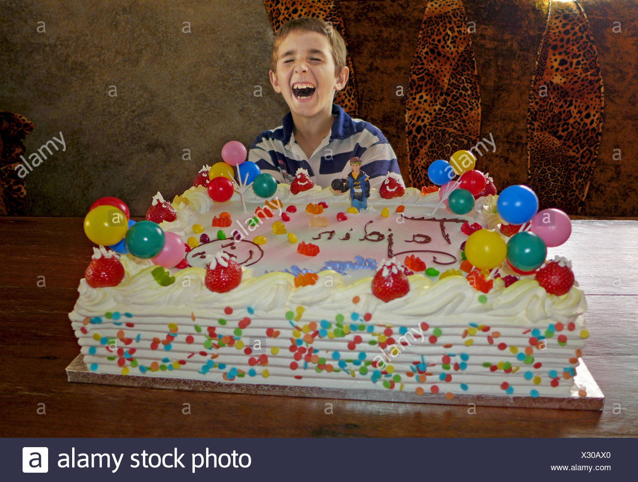 Enfant Avec Gateau D Anniversaire Geant Photo Stock Alamy