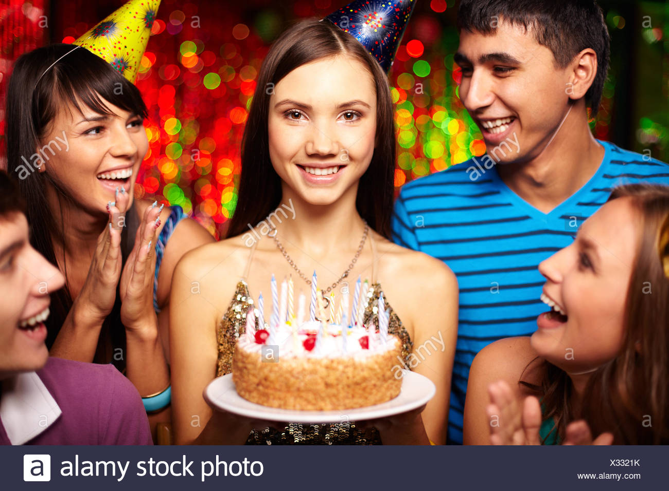 Portrait De Jeune Fille Joyeuse Avec Gateau D Anniversaire Entoure D Amis At Party Photo Stock Alamy Portrait De Jeune Fille Joyeuse Avec Gateau D Anniversaire Entoure D Amis At Party Photo Stock Alamy