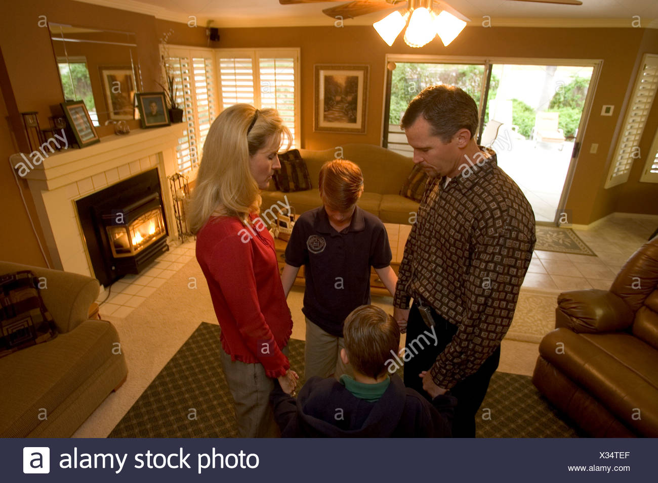 Une Famille Unie Dans La Priere Photo Stock Alamy