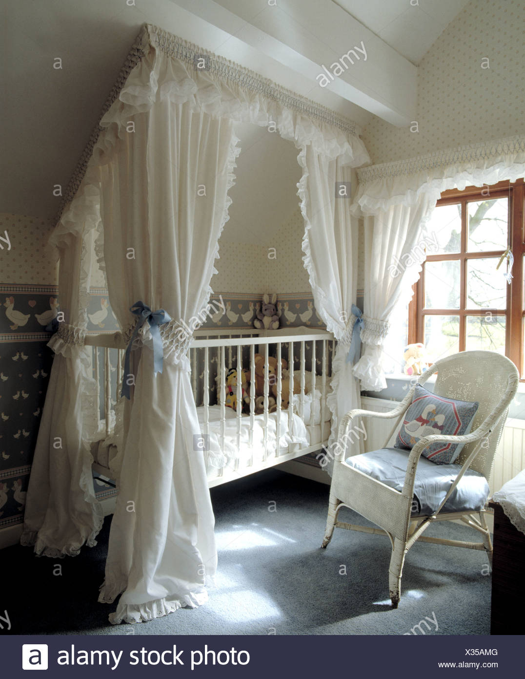 Rideaux En Coton Blanc Au Dessus De Lit Bebe En Chambre Avec Pepiniere Grenier En Osier Blanc Chaise Devant La Fenetre De Photo Stock Alamy Rideaux En Coton Blanc Au Dessus De Lit Bebe En Chambre Avec Pepiniere Grenier En Osier Blanc Chaise Devant La Fenetre De Photo Stock Alamy