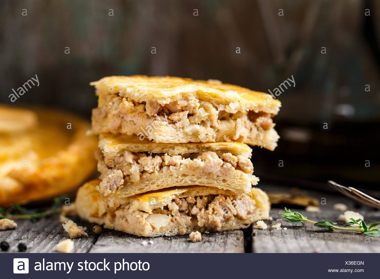 Delicieux Petit Gateau Fourre Avec Du Poulet Et Des œufs Photo Stock Alamy Delicieux Petit Gateau Fourre Avec Du Poulet Et Des œufs Photo Stock Alamy