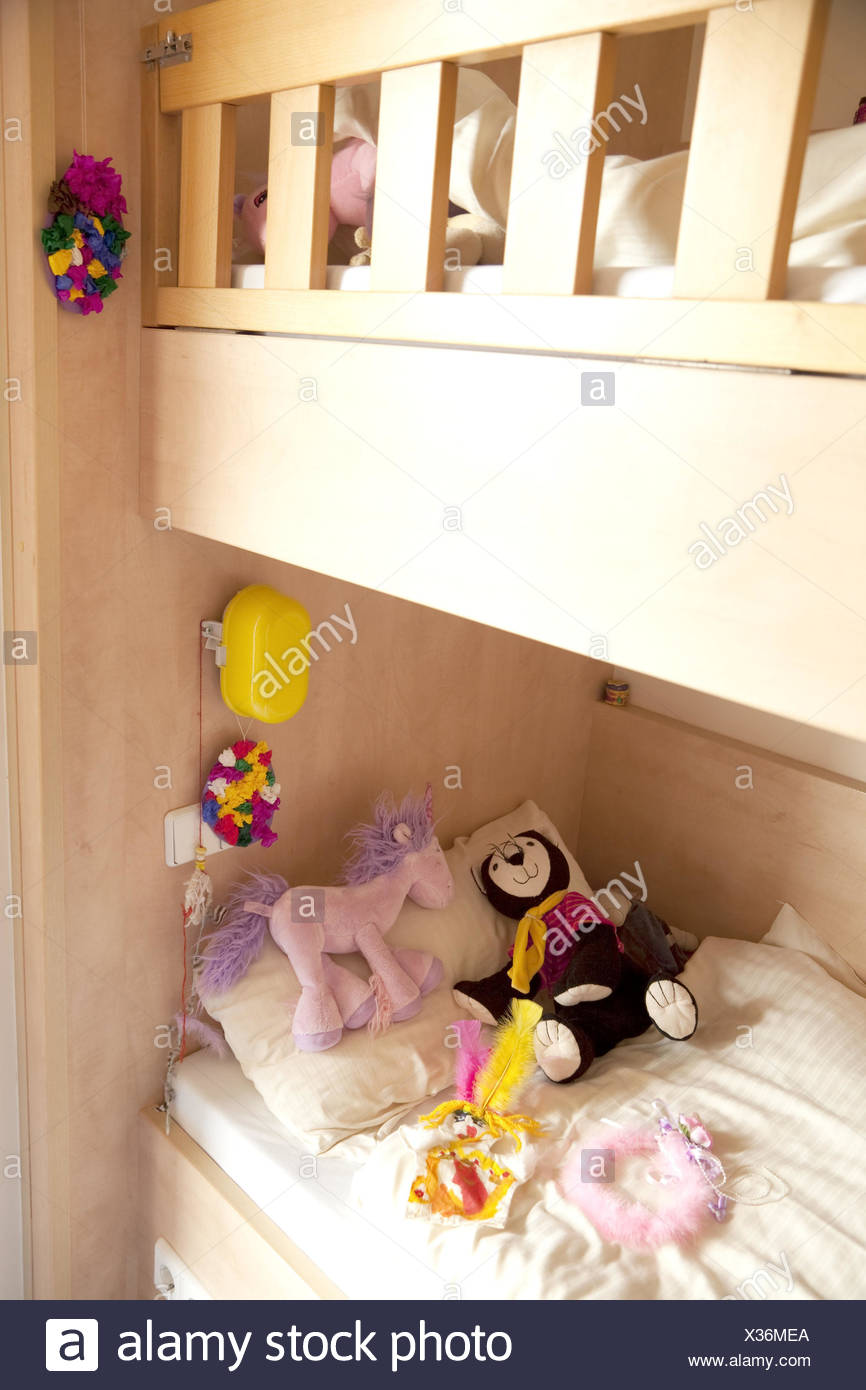 Lit Bebe Jouets Mous Etage Lit Double Chambre Enfants Personne L Installation Une Couverture Des Animaux Des Jouets De L Enfance Ne L Artisanat La Rfa L Allemagne L Europe Schleswig Holstein Gromitz Photo Stock