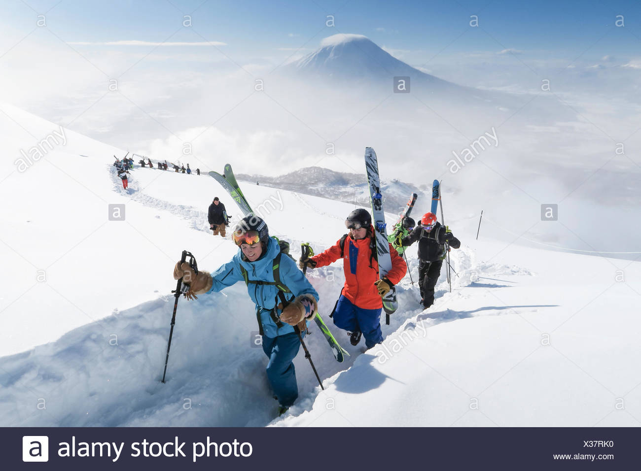 Avec Le Mont Yotei En Arriere Plan Une Equipe De Skieurs De L Arriere Pays Dirige Par Une Femme Sont La Randonnee Au Sommet Du Mont Annupuri Pres De Station De Ski Niseko United Sur Avec Le Mont Yotei En Arriere Plan Une Equipe De Skieurs De L Arriere Pays Dirige Par Une Femme Sont La Randonnee Au Sommet Du Mont Annupuri Pres De Station De Ski Niseko United Sur