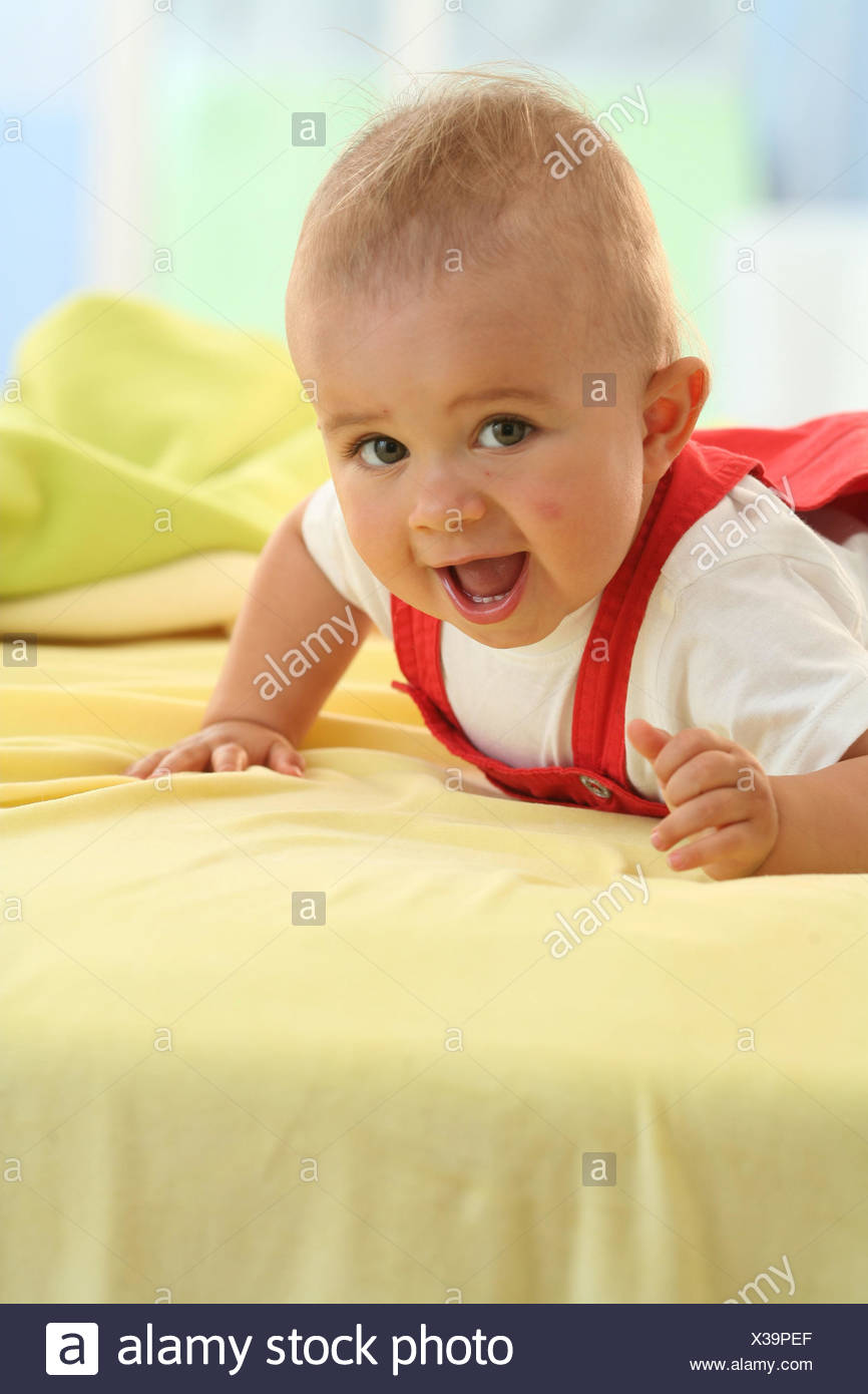 Bebe 7 Mois Sourire Portrait Ajouter Le Support De Parution Personnes Modele Enfant Nourrisson Enfant Portrait Portrait De Bebe Position Abdominale Habille Interieur Garcon Rire Mentir Parler Peu Cogs Bretelles Photo Stock