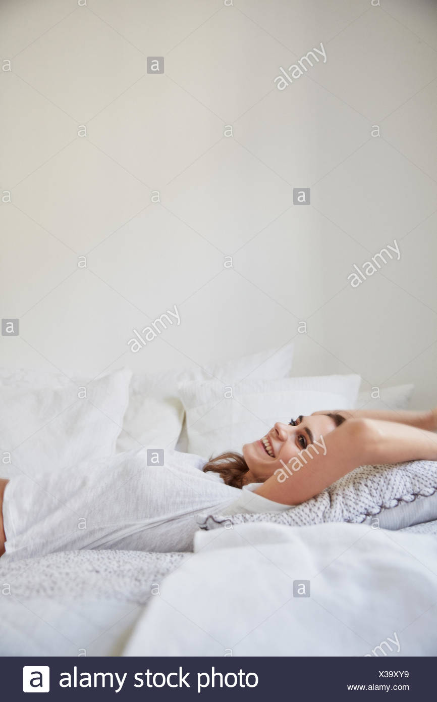 Vue de la surface de la belle jeune femme sur lit Banque D'Images