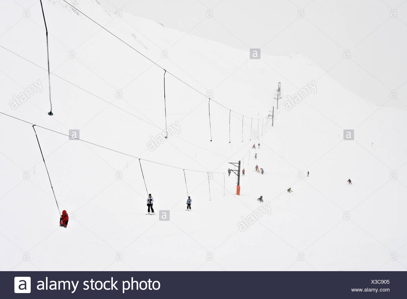 Groupe de personnes skiingan alpes Suisse Banque D'Images