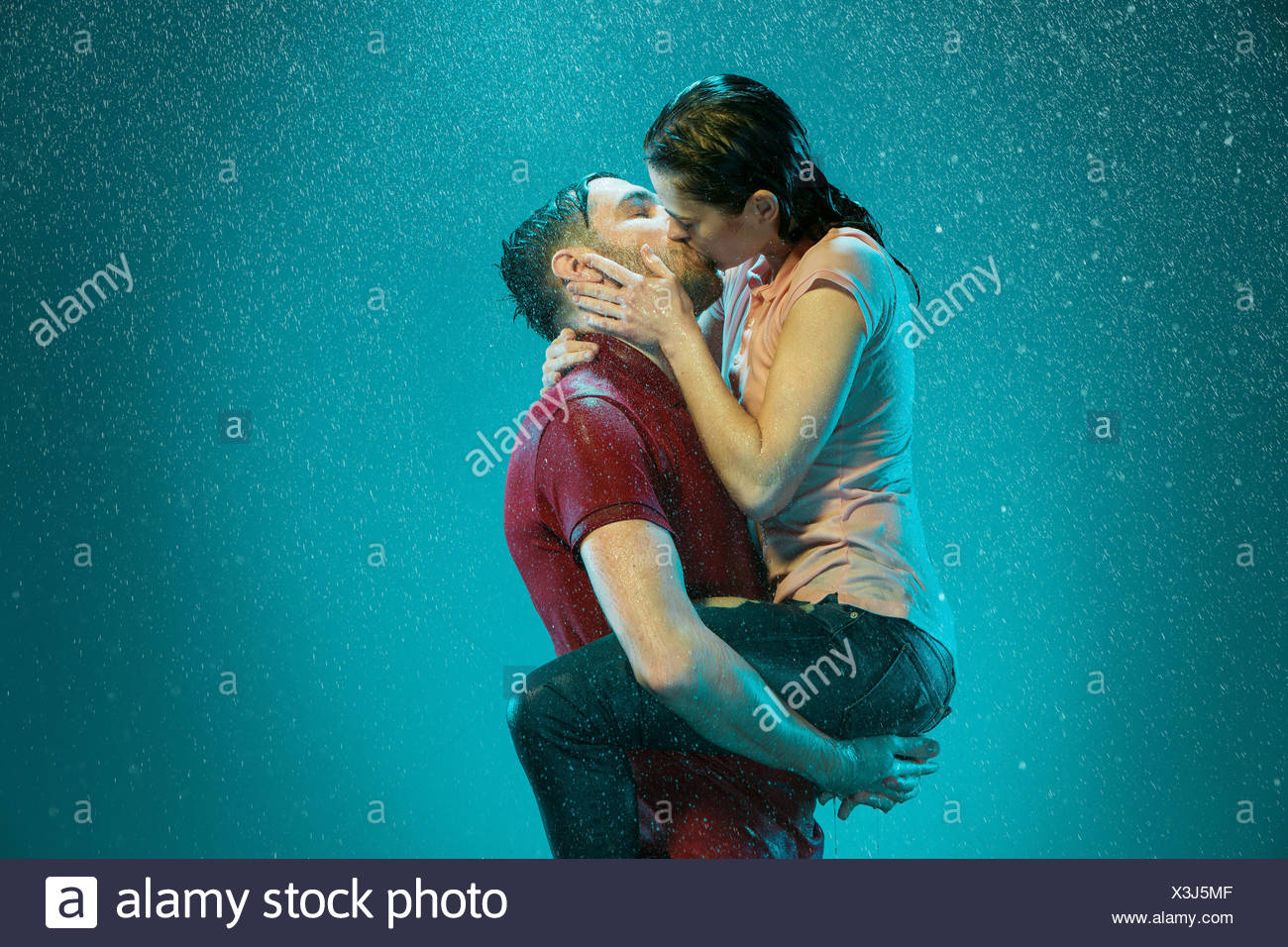 Le Couple D Amoureux Dans La Pluie Photo Stock Alamy