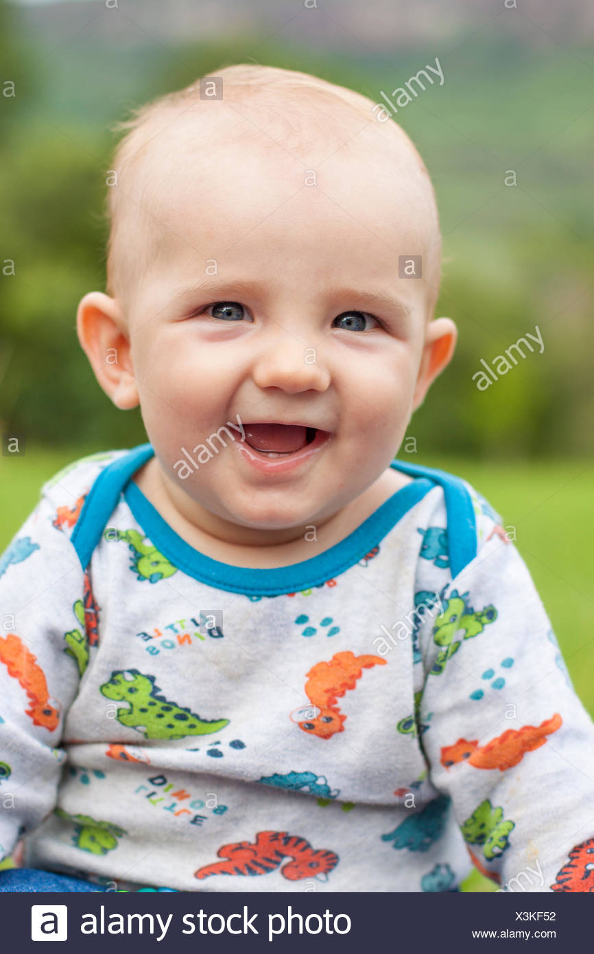 Bebe Garcon 6 Mois Assis Sur Une Pelouse Photo Stock Alamy