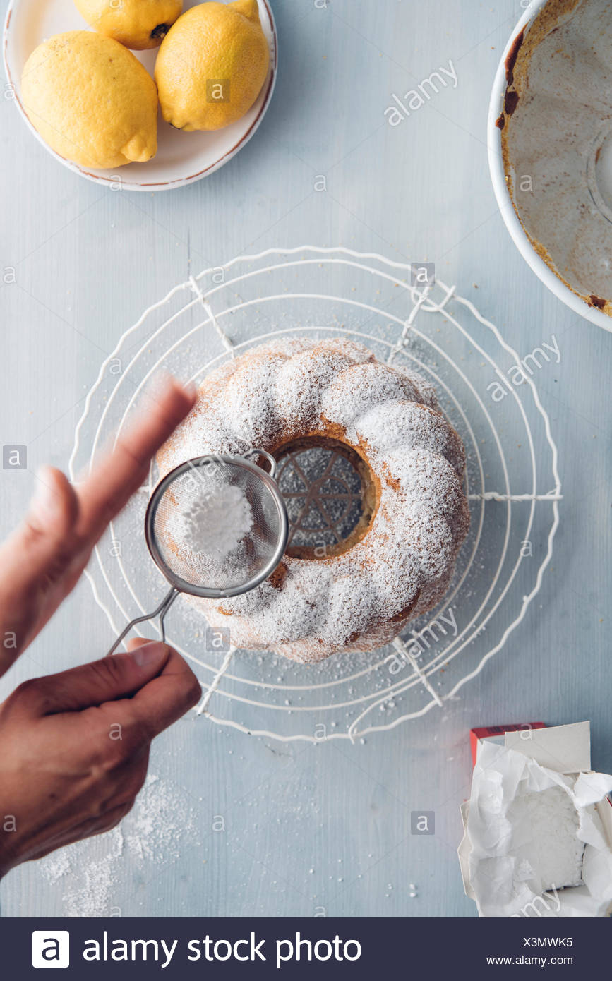 Saupoudrer De Sucre Glace Sur Le Gateau Anneau Photo Stock Alamy