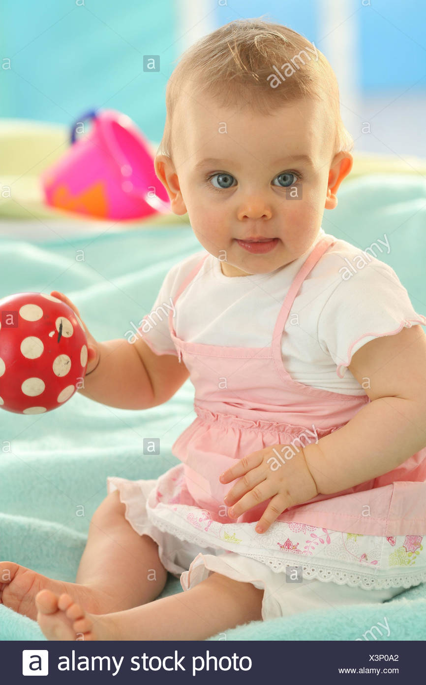 Bebe 6 Mois S Asseoir Jouer A La Balle Modele Libere Personnes Enfant Nourrisson Robes Blonde Decouvertes Atteindre Interieur Apprendre Jouer Du Visage Fille S Asseoir Jouer Jouets D Ete Photo Stock Alamy