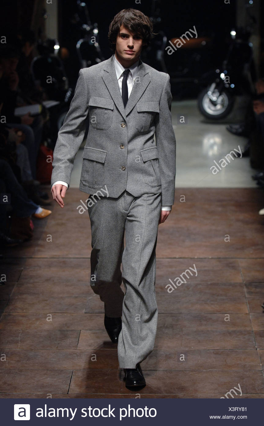 Brunette Model Portant Un Costume En Laine Gris Avec Une