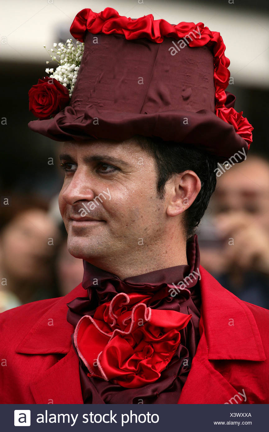 Un homme dans un chapeau fleuri du Madeira Flower Festival Parade, Funchal,  Madeira, Portugal Photo Stock - Alamy