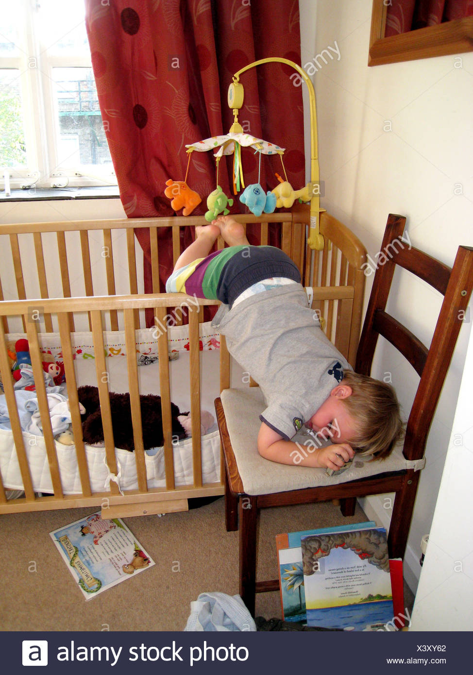 Escalade De Lit D Enfant Sur Une Chaise Photo Stock Alamy Escalade De Lit D Enfant Sur Une Chaise Photo Stock Alamy