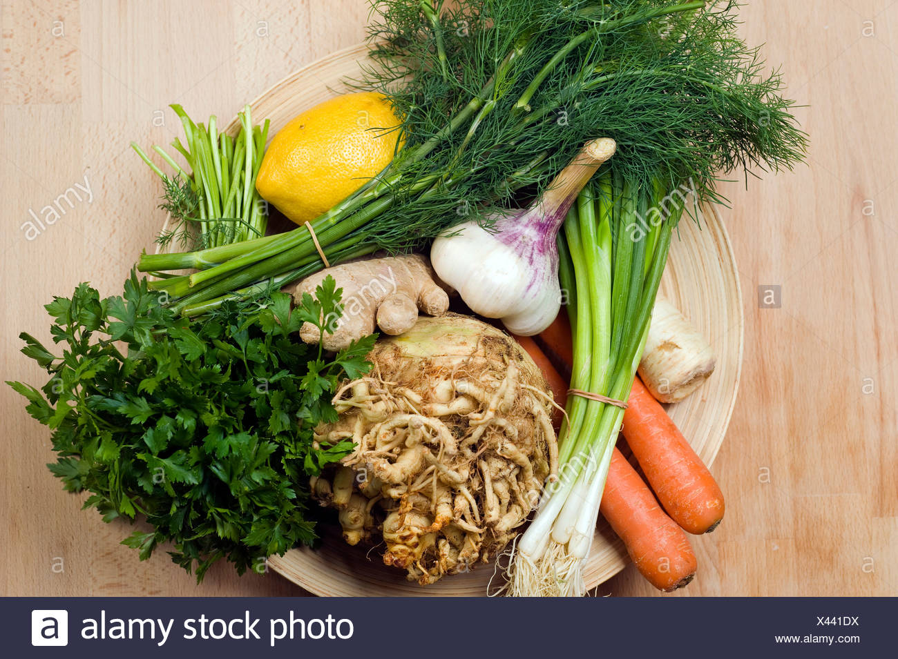 Legumes Et Fines Herbes Carottes Poireaux Celeri Ail Citron L Aneth Et Le Persil Les Ingredients Pour Une Soupe Photo Stock Alamy