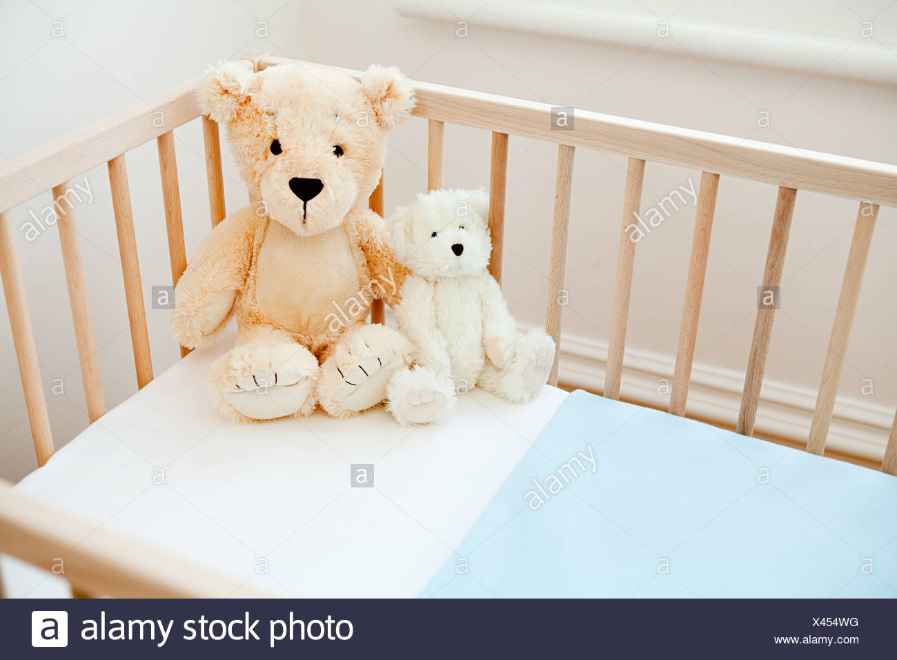 Nounours Sur Lit Bebe Photo Stock Alamy Nounours Sur Lit Bebe Photo Stock Alamy