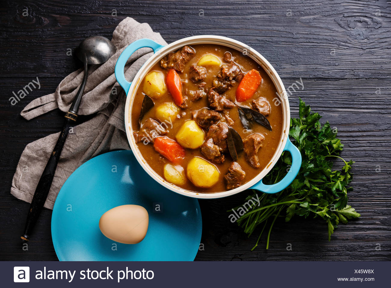 La Viande De Boeuf En Ragout Avec Des Pommes De Terre Les