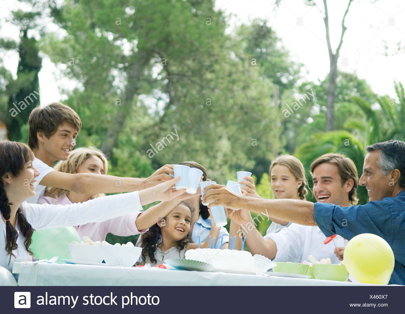 Fete D Anniversaire En Plein Air Assiste Par Multi Generations Famille Tout Le Monde De Trinquer Tasses Photo Stock Alamy Fete D Anniversaire En Plein Air Assiste Par Multi Generations Famille Tout Le Monde De Trinquer Tasses Photo Stock Alamy