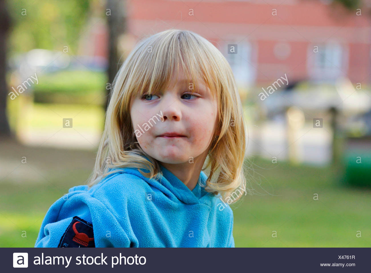 Petit Garcon Avec De Longs Cheveux Blonds Portrait D Un Enfant Allemagne Photo Stock Alamy