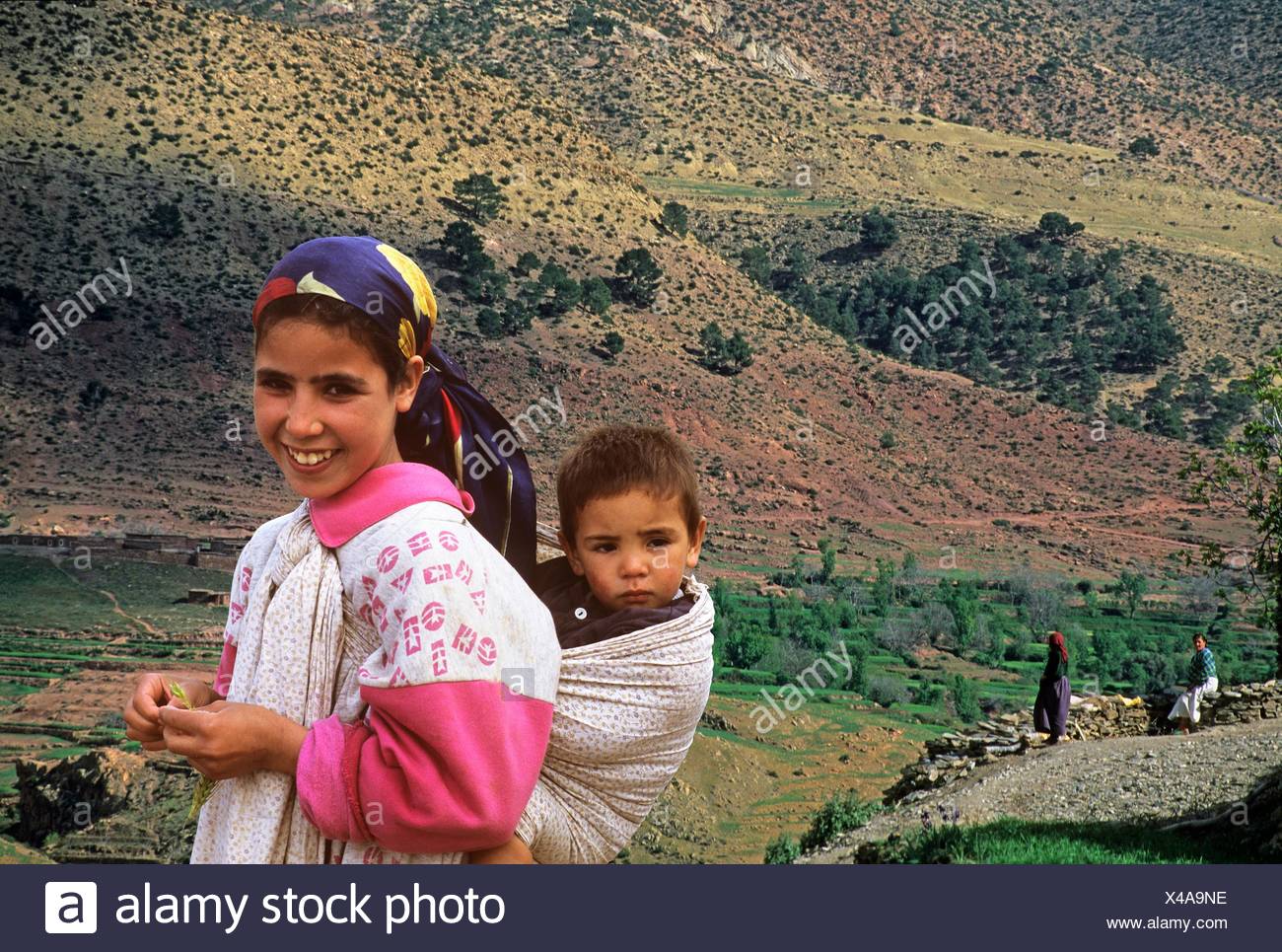 Petite Fille Portant Un Bebe Sur Le Dos La Vallee De Tizgui Haut Atlas Maroc Afrique Du Nord Photo Stock Alamy
