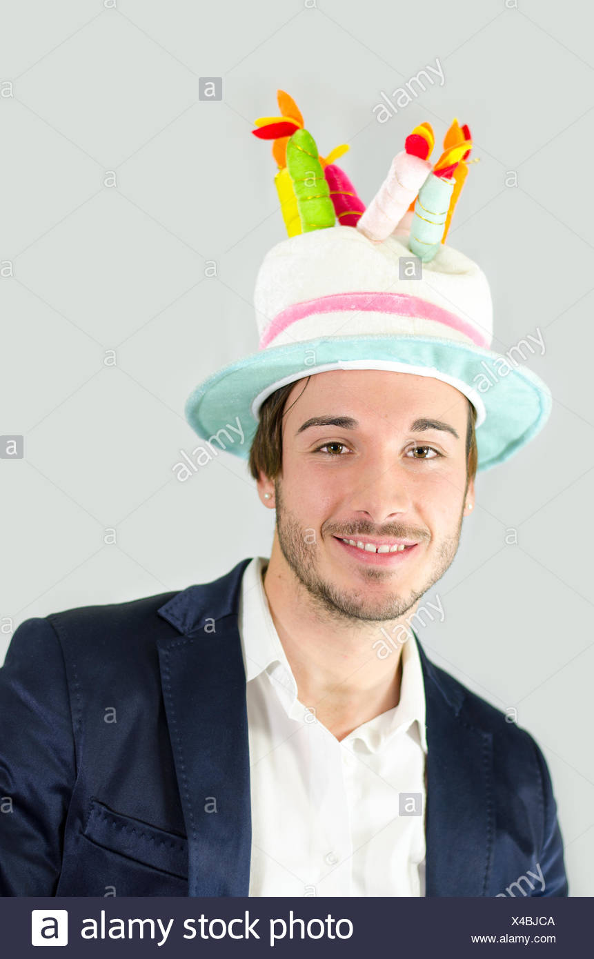 Smiling Cute Guy Avec Gateau D Anniversaire Drole Hat Photo Stock Alamy Smiling Cute Guy Avec Gateau D Anniversaire Drole Hat Photo Stock Alamy