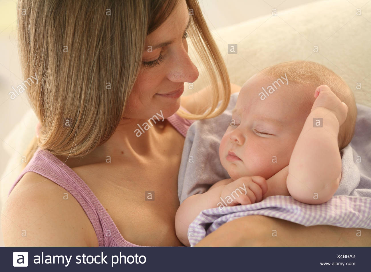 Ecrou Bebe 4 Mois Le Sommeil Sourire Interieur Filles Personnes Femme Suture Touch Portrait Gondole Heureusement Maintenez La Tendresse La Securite L Amour Maternel Le Bras Photo Stock Alamy