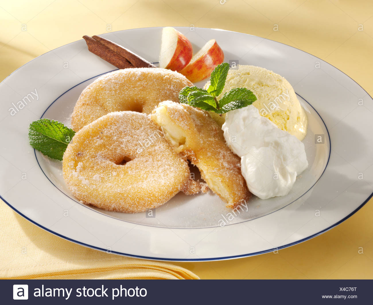 Repas Allemand Des Tranches De Pomme Au Four A La Cannelle Et Le