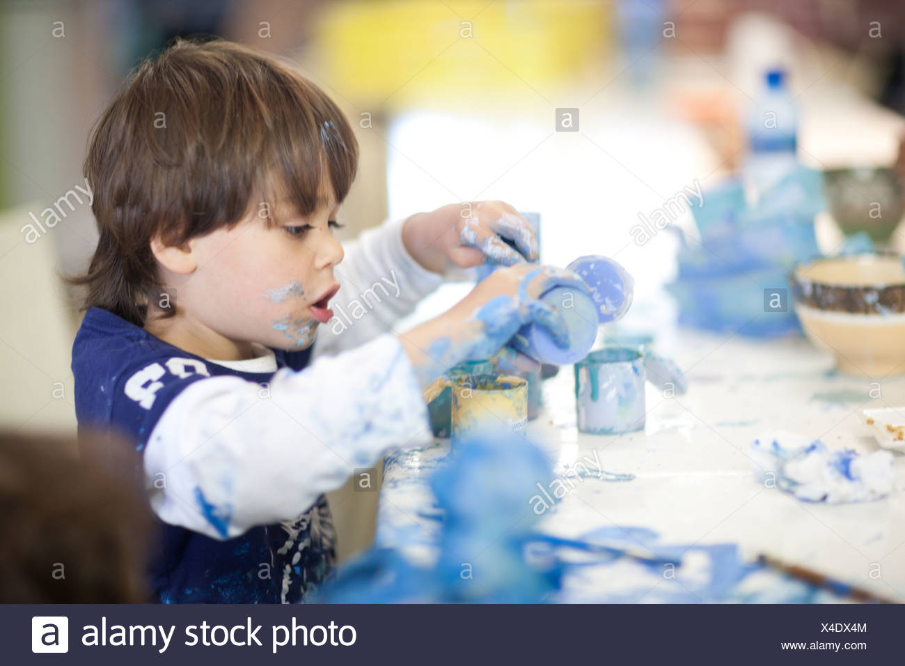 Tout-petit se concentrant dans la classe d'art Banque D'Images