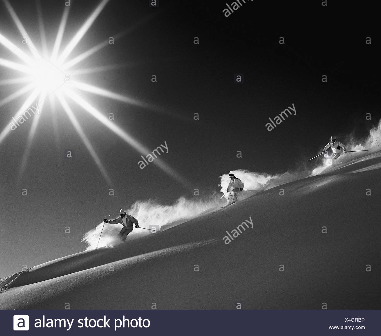 Montagnes groupe ski neige monochrome noir et blanc sun sport ski ski neige profonde neige profonde dri Banque D'Images