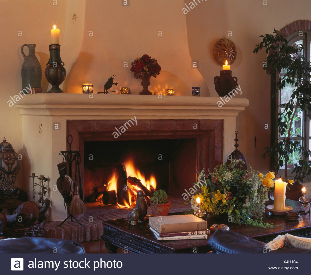 Le Feu Allume Dans La Grande Cheminee En Espagnol Confortable Salon Avec Des Bougies Allumees Photo Stock Alamy Le Feu Allume Dans La Grande Cheminee En Espagnol Confortable Salon Avec Des Bougies Allumees Photo Stock Alamy
