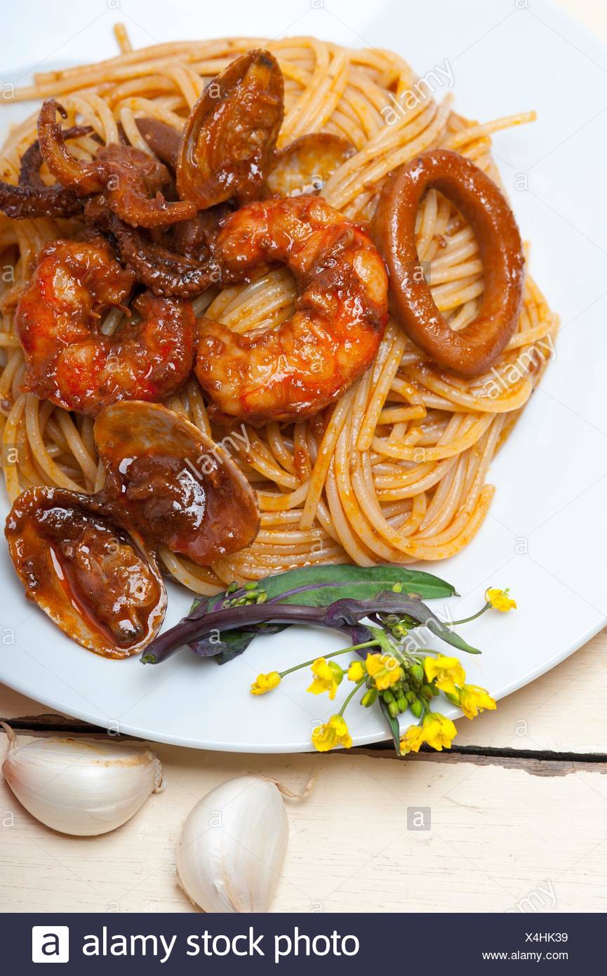 Fruits De Mer Pates Spaghetti Italien Sauce Tomate Rouge Sur Blanc Sur La Table De Bois Rustique Photo Stock Alamy